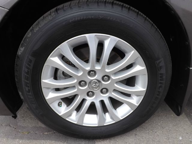 2012 Toyota Sienna 740il 4dr Sdn Sedan