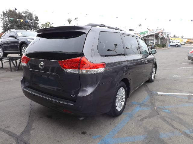 2012 Toyota Sienna 740il 4dr Sdn Sedan