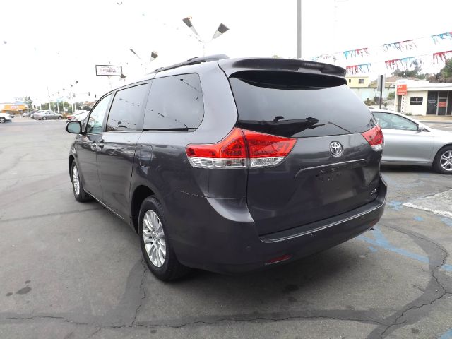 2012 Toyota Sienna 740il 4dr Sdn Sedan