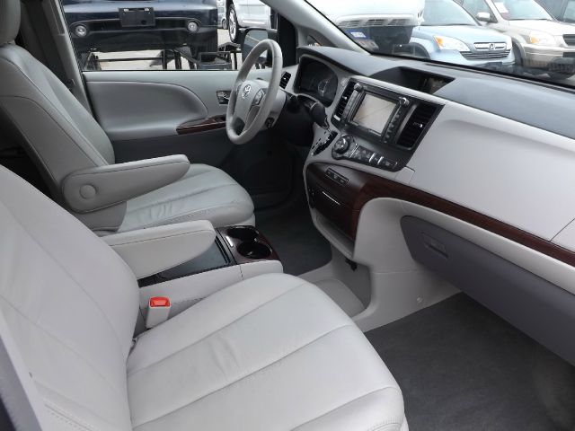 2012 Toyota Sienna 740il 4dr Sdn Sedan