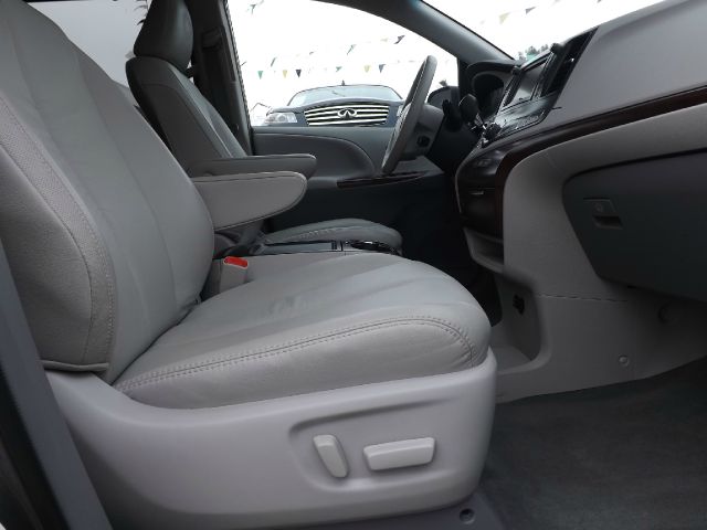 2012 Toyota Sienna 740il 4dr Sdn Sedan