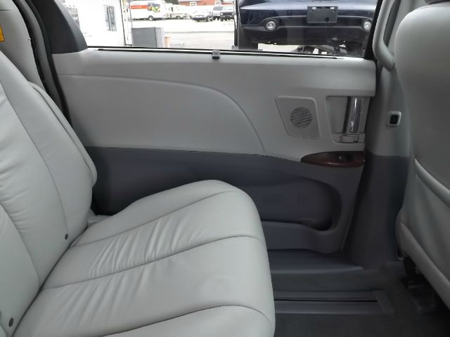 2012 Toyota Sienna 740il 4dr Sdn Sedan