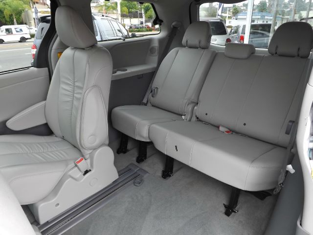 2012 Toyota Sienna 740il 4dr Sdn Sedan