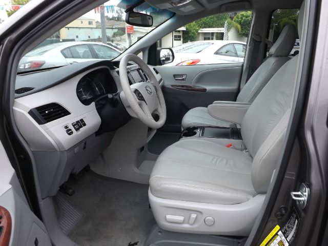 2012 Toyota Sienna 740il 4dr Sdn Sedan