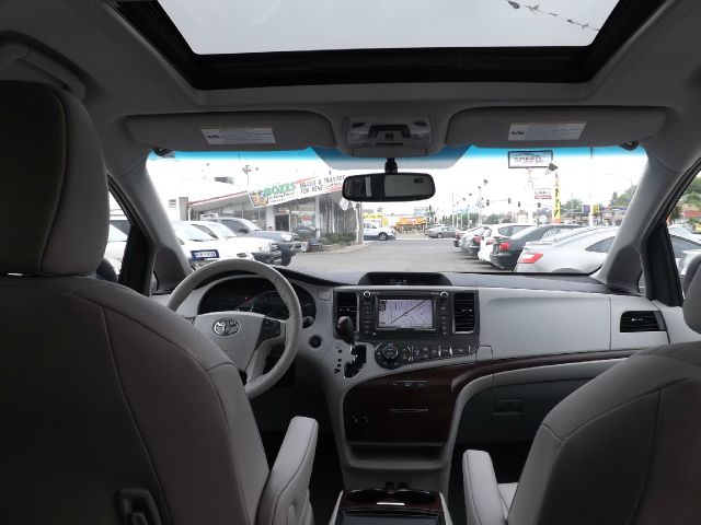 2012 Toyota Sienna 740il 4dr Sdn Sedan