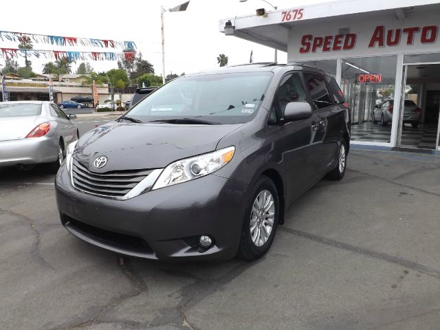 2012 Toyota Sienna 740il 4dr Sdn Sedan