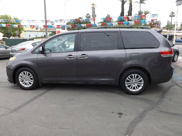 2012 Toyota Sienna 740il 4dr Sdn Sedan
