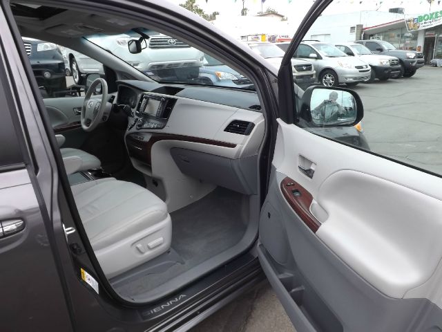 2012 Toyota Sienna 740il 4dr Sdn Sedan