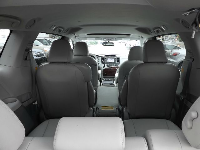 2012 Toyota Sienna 740il 4dr Sdn Sedan
