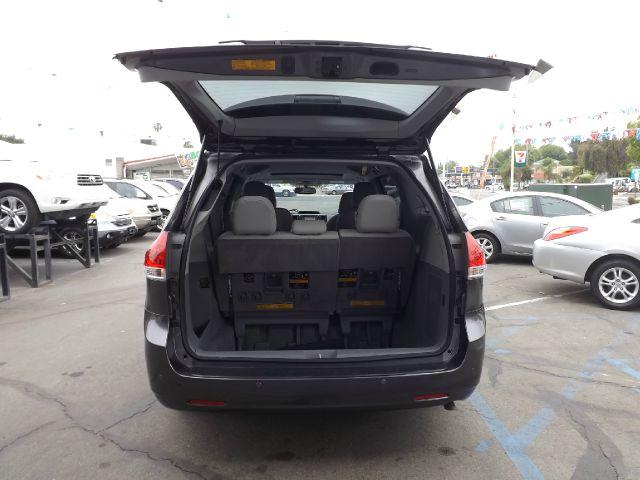 2012 Toyota Sienna 740il 4dr Sdn Sedan