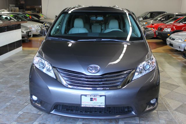 2012 Toyota Sienna 740il 4dr Sdn Sedan