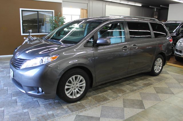 2012 Toyota Sienna 740il 4dr Sdn Sedan