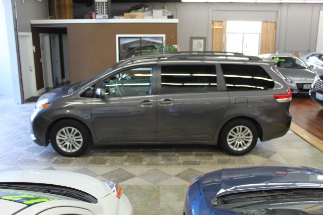 2012 Toyota Sienna 740il 4dr Sdn Sedan
