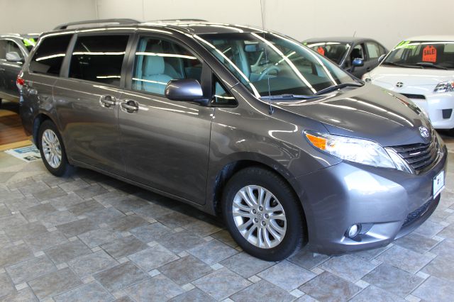 2012 Toyota Sienna 740il 4dr Sdn Sedan