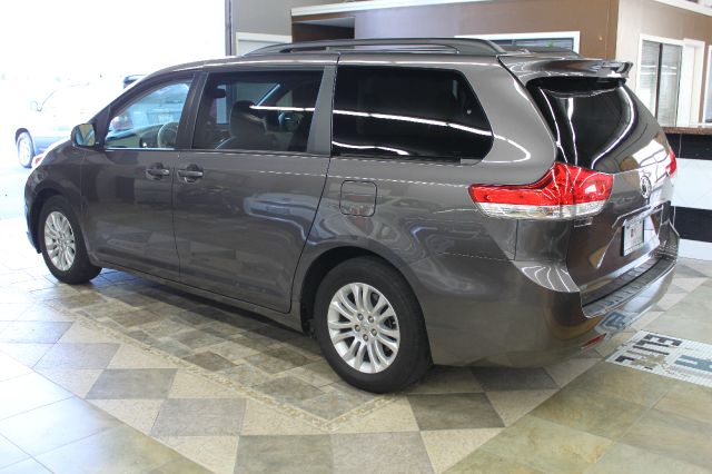 2012 Toyota Sienna 740il 4dr Sdn Sedan