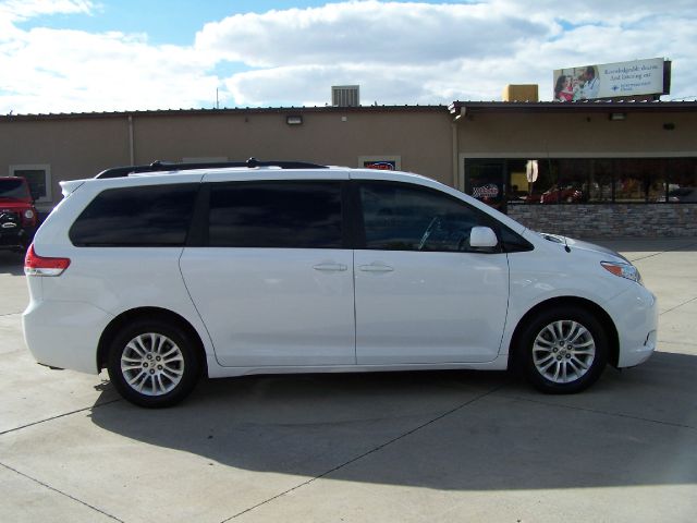 2012 Toyota Sienna 740il 4dr Sdn Sedan