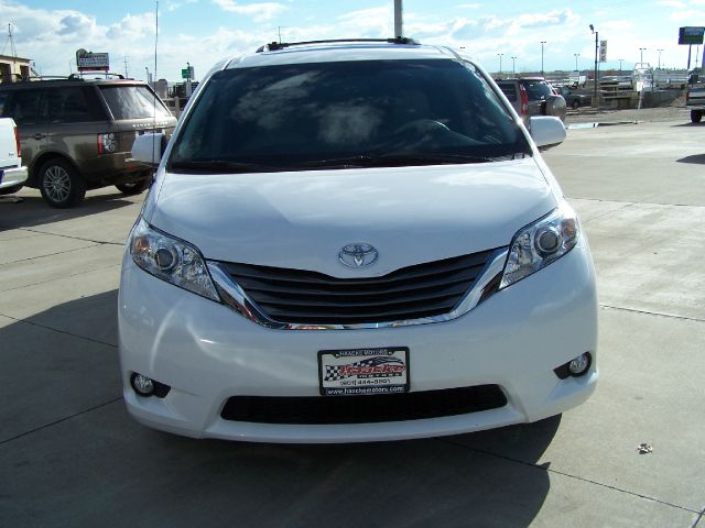 2012 Toyota Sienna 740il 4dr Sdn Sedan