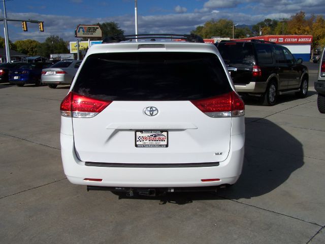 2012 Toyota Sienna 740il 4dr Sdn Sedan