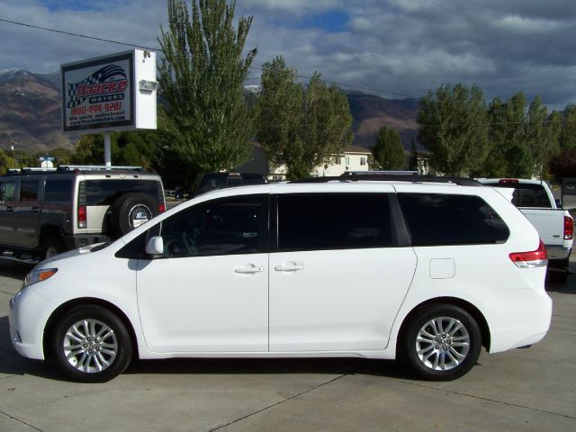 2012 Toyota Sienna 740il 4dr Sdn Sedan
