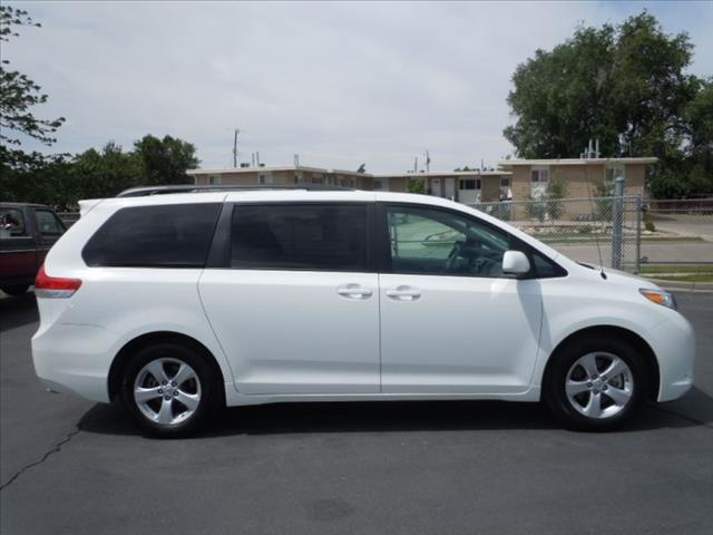 2013 Toyota Sienna SLE --z71 Pkg