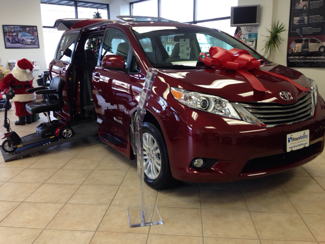 2014 Toyota Sienna 740il 4dr Sdn Sedan