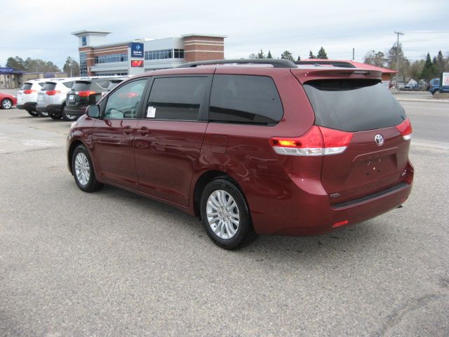 2014 Toyota Sienna 740il 4dr Sdn Sedan