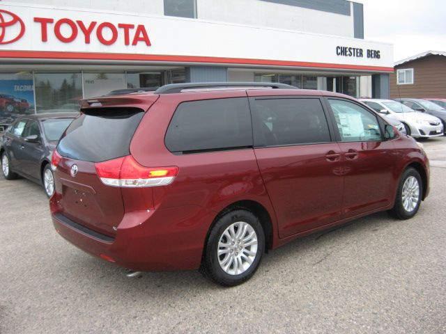2014 Toyota Sienna 740il 4dr Sdn Sedan