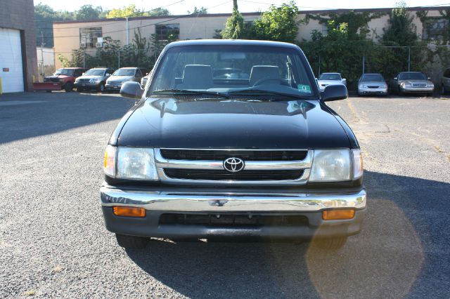 2000 Toyota Tacoma ES 2.4L AUTO