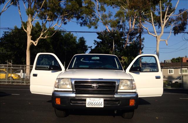 2000 Toyota Tacoma ES 2.4L AUTO