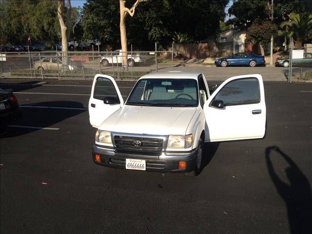 2000 Toyota Tacoma ES 2.4L AUTO