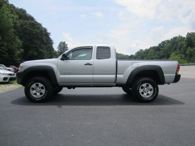 2005 Toyota Tacoma SE W/dvd