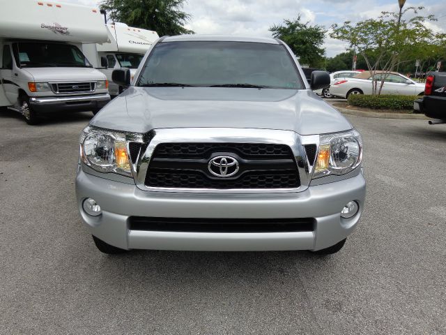 2011 Toyota Tacoma 2011 Kia SX