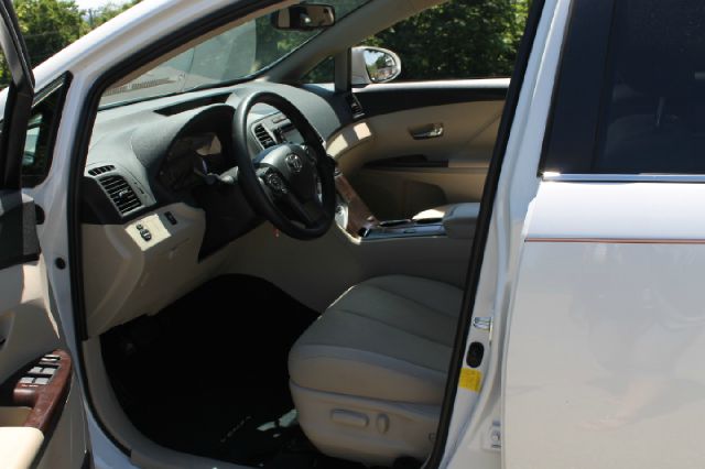 2013 Toyota Venza 2006 Hyundai LX