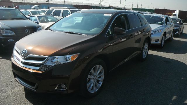 2013 Toyota Venza 740il 4dr Sdn Sedan