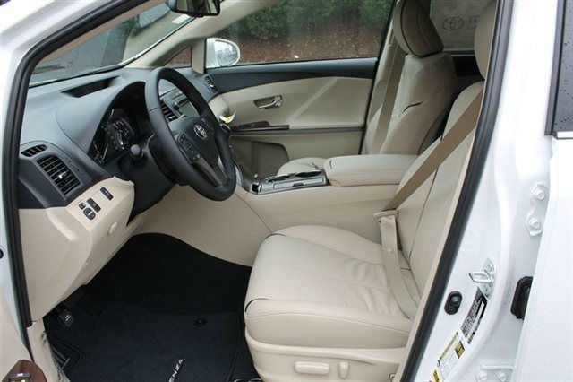 2013 Toyota Venza 740il 4dr Sdn Sedan