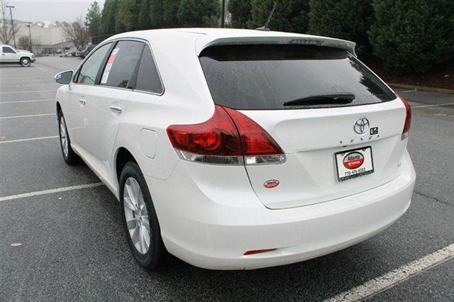 2013 Toyota Venza 740il 4dr Sdn Sedan
