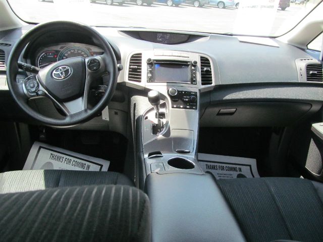 2013 Toyota Venza 740il 4dr Sdn Sedan