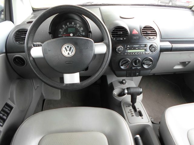 2004 Volkswagen Beetle FWD 4dr Sport