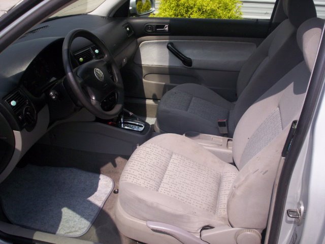 2003 Volkswagen Golf I-4 Manual