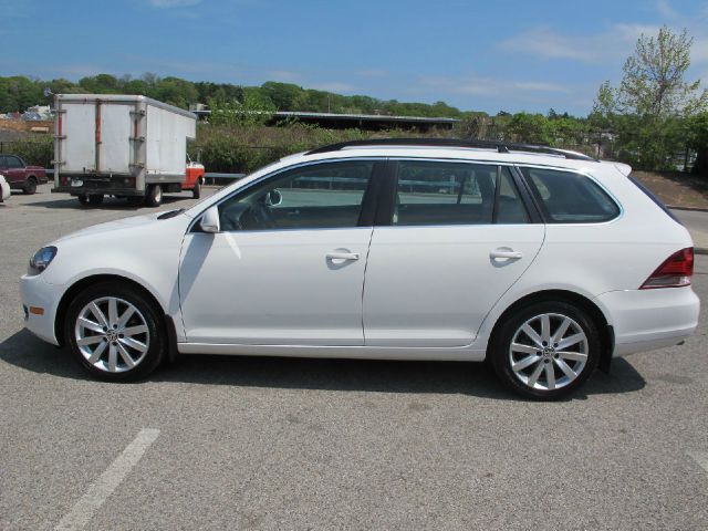 2010 Volkswagen Jetta T6 AWD 7-passenger Leather Moonroof