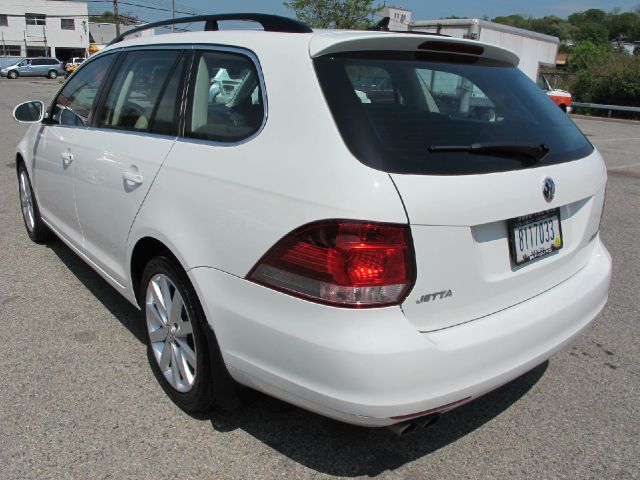 2010 Volkswagen Jetta T6 AWD 7-passenger Leather Moonroof