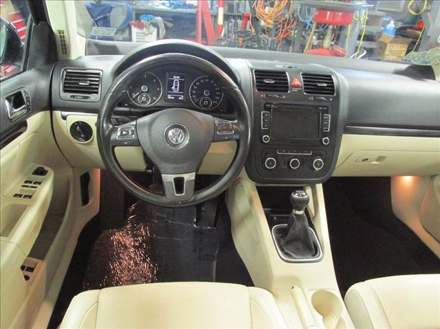 2010 Volkswagen Jetta 4dr Quad Cab 155 WB 4WD