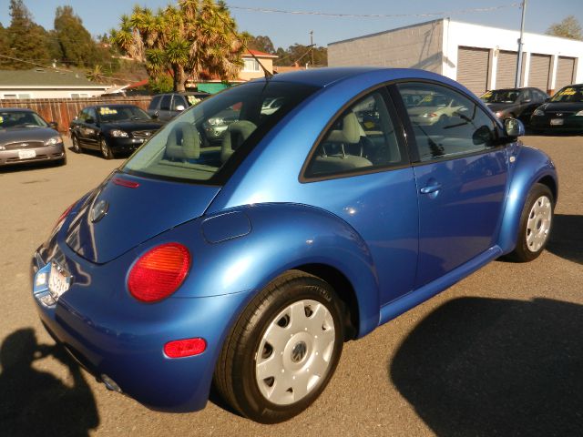 2000 Volkswagen New Beetle S Sedan