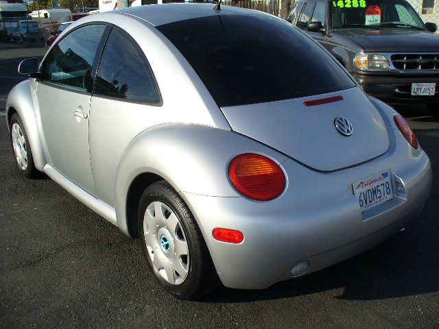 2000 Volkswagen New Beetle S Sedan