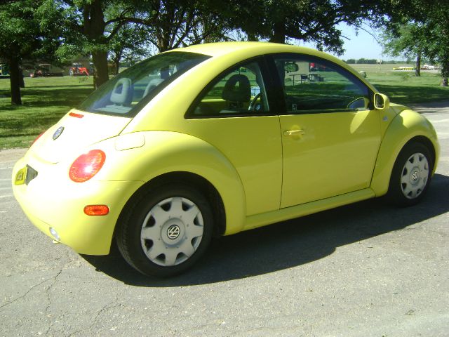 2001 Volkswagen New Beetle S Sedan