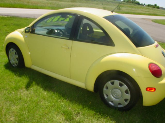 2001 Volkswagen New Beetle S Sedan