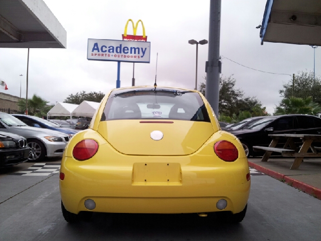 2002 Volkswagen New Beetle S Sedan
