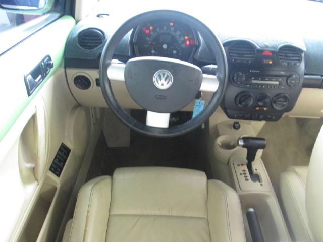 2004 Volkswagen New Beetle 3/4 Ton