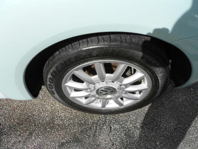 2004 Volkswagen New Beetle FWD 4dr Sport