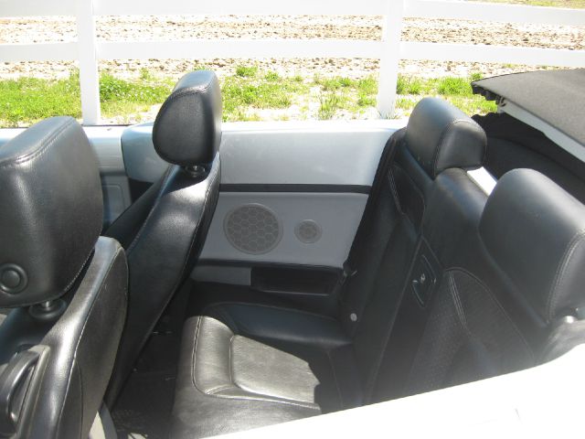 2004 Volkswagen New Beetle 3/4 Ton